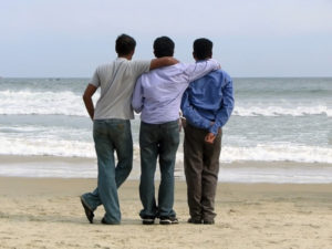 три друга стоят на берегу моря